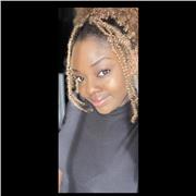 Étudiante pouvant aider des élèves pour leurs devoirs de maths